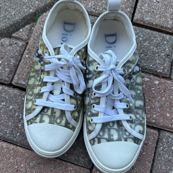 Cute & Trendy Logo Sneakers - Picture 3 of 7